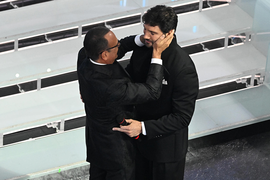 Stefano De Martino (36) con Carlo Conti (65) sul palco dell’Ariston: il passaggio di consegne all’ultimo “Festival di Sanremo”.