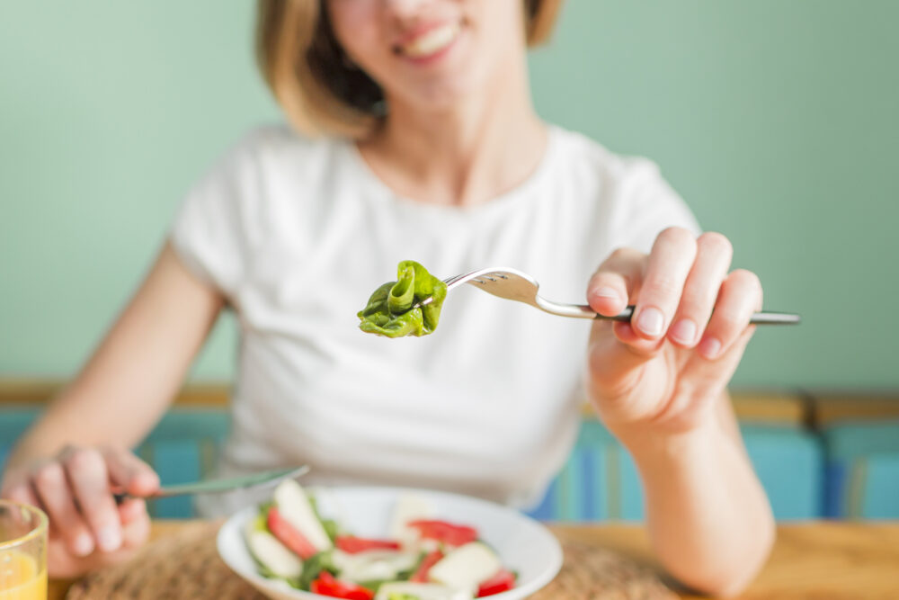 Mangiare con attenzione: quando ogni boccone diventa presenza