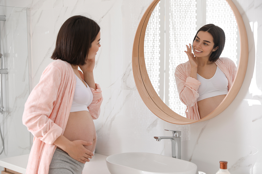 Pelle in gravidanza: quando e come cambiare beauty routine