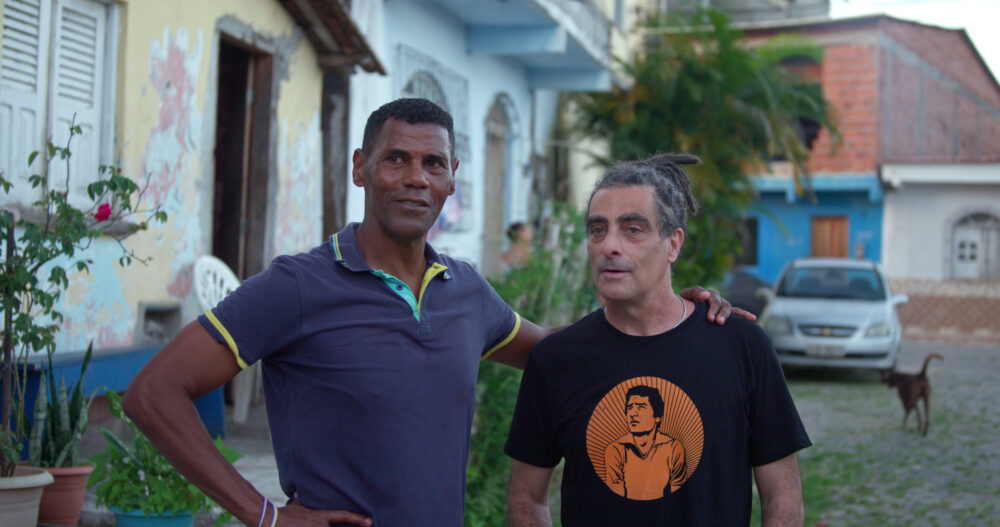 “Aldair cuore giallorosso”. Un docufilm che è un atto d’amore 6 Aldair con lo scrittore, autore e tifoso romanista Sandro Bonvissuto (55), in un frame del docufilm.
