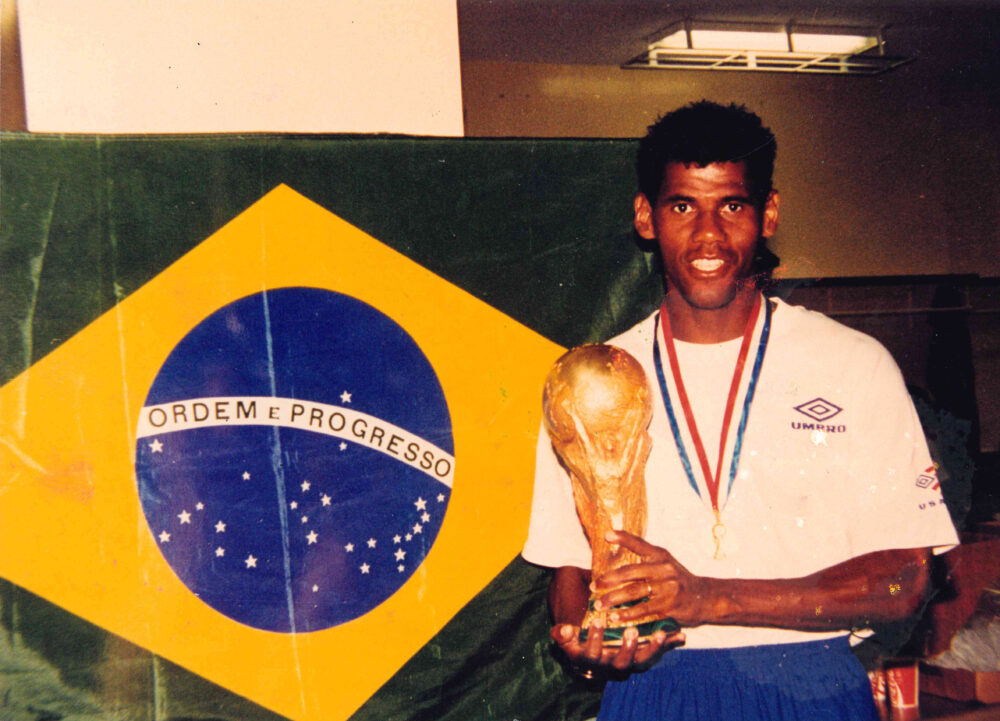“Aldair cuore giallorosso”. Un docufilm che è un atto d’amore 3 Aldair nel 1994 con la coppa del mondo conquistata negli U.S.A. con la nazionale brasiliana.