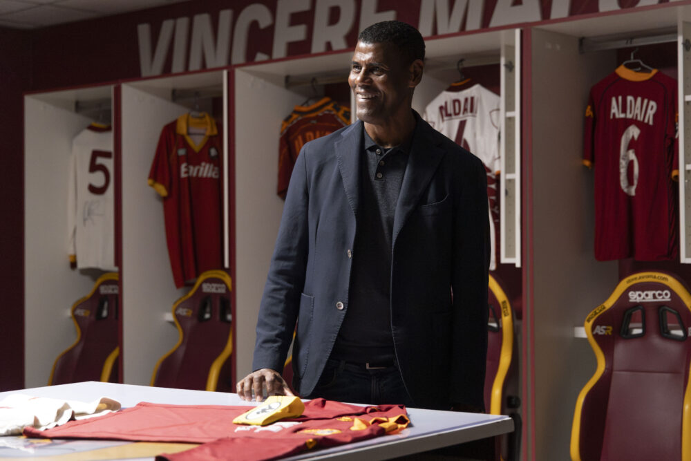 “Aldair cuore giallorosso”. Un docufilm che è un atto d’amore 4 Aldair oggi, nello spogliatoio dell'AS Roma, all'interno dello Stadio Olimpico, con alle spalle tutte le maglie giallorosse indossate in carriera.