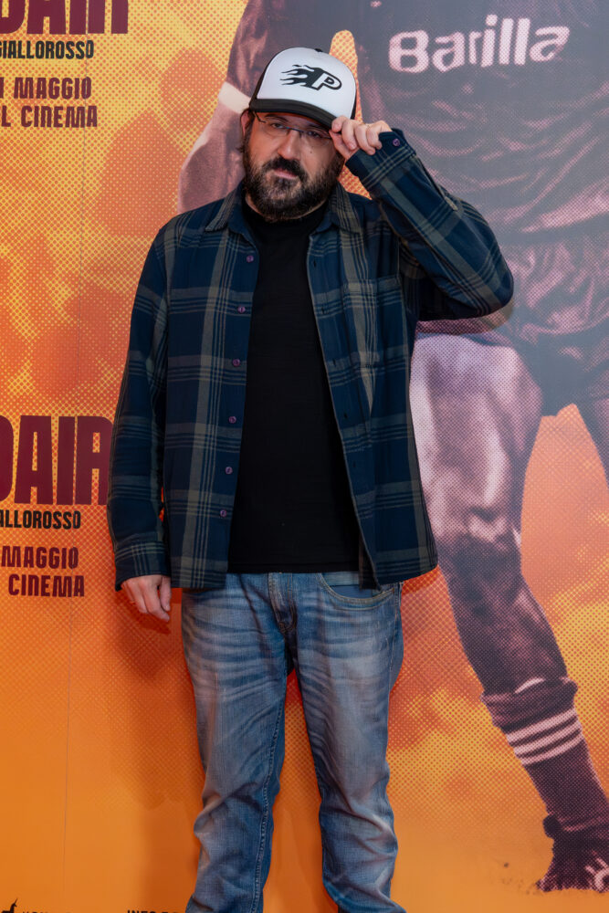 “Aldair cuore giallorosso”. Un docufilm che è un atto d’amore 7 Piotta, al secolo Tommaso Zanello (53), rapper e produttore discografico, autore della colonna sonora e della "theme song" del docufilm.