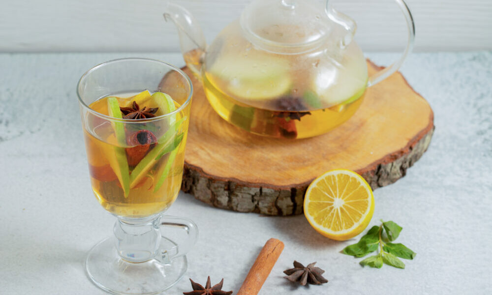 Tisane fredde per l'estate: idratazione e benessere in una caraffa