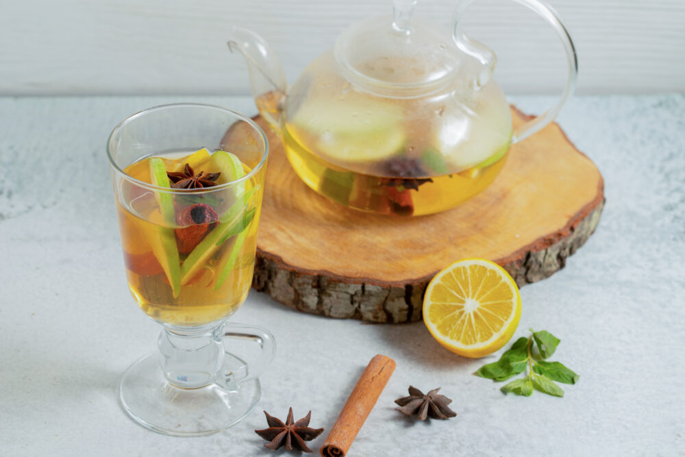 Tisane fredde per l'estate: idratazione e benessere in una caraffa