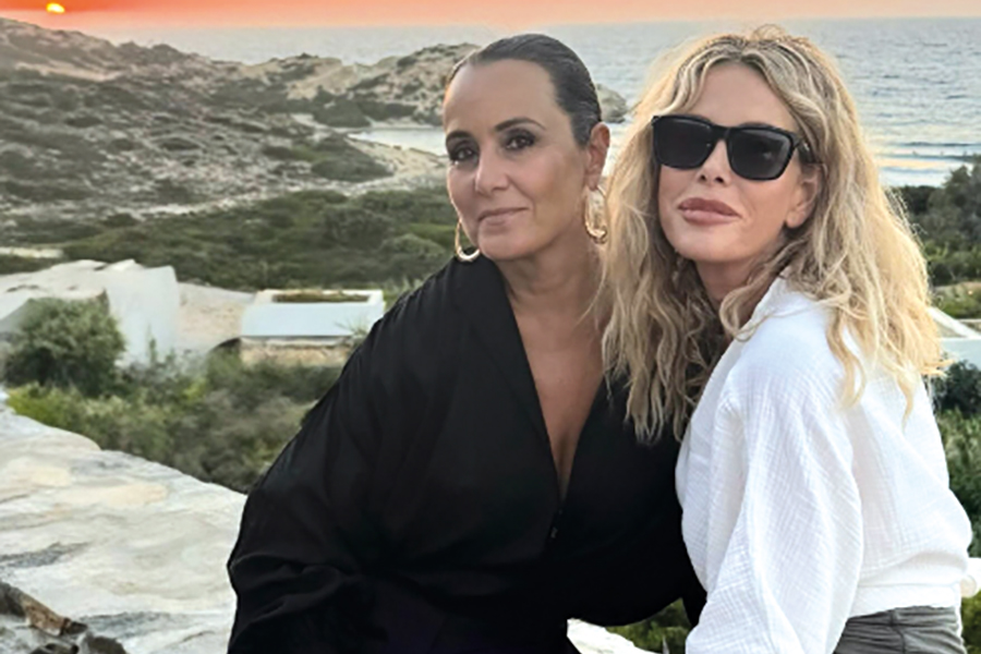 Roberta Capua: «Per la Festa della Mamma regaliamo la speranza!» 6 Roberta Capua (57) con l'amica Alessia Marcuzzi (54).