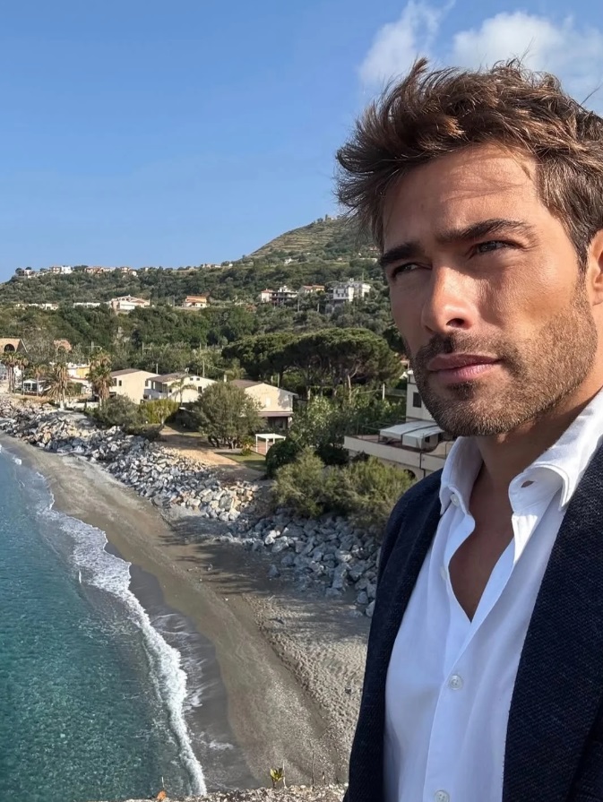"Viola come il mare 3", addio Can Yaman: perché il nuovo ispettore Rodrigo Guirao Díaz non ce lo farà rimpiangere 3 Viola come il mare 3, addio Can Yaman: perché il nuovo ispettore Rodrigo Guirao Díaz non ce lo farà rimpiangere