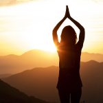 Saluto al Sole: la pratica yoga di 5 minuti che riempie di energia