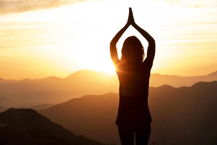 Saluto al Sole: la pratica yoga di 5 minuti che riempie di energia Saluto al Sole: la pratica yoga di 5 minuti che riempie di energia