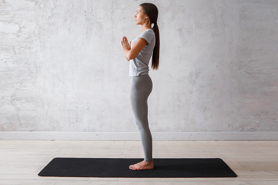 Saluto al Sole: la pratica yoga di 5 minuti che riempie di energia 1 Saluto al Sole: la pratica yoga di 5 minuti che riempie di energia