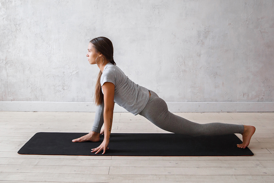 Saluto al Sole: la pratica yoga di 5 minuti che riempie di energia 4 Saluto al Sole: la pratica yoga di 5 minuti che riempie di energia