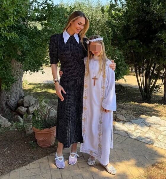 Ilary Blasi (45) alla Prima Comunione di Isabel (10) in un abito firmato Belén Rodriguez (41).