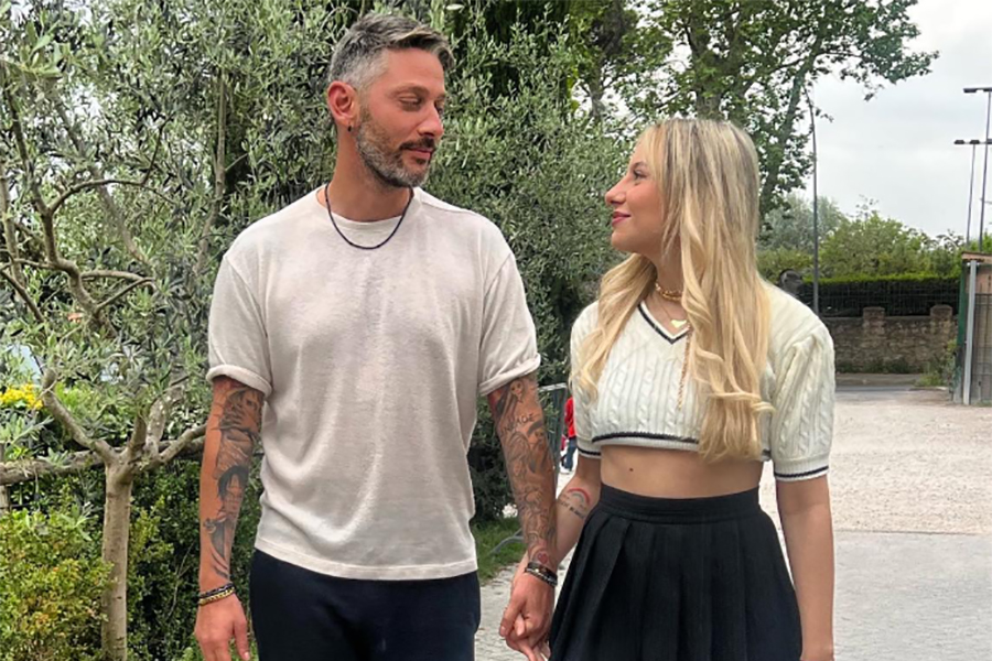 Edoardo Tavassi (41) e Micol Incorvaia (32). La loro storia d'amore è nata sotto i riflettori della televisione ed è diventata una delle relazioni più stabili e amate nate all'interno di un reality show.