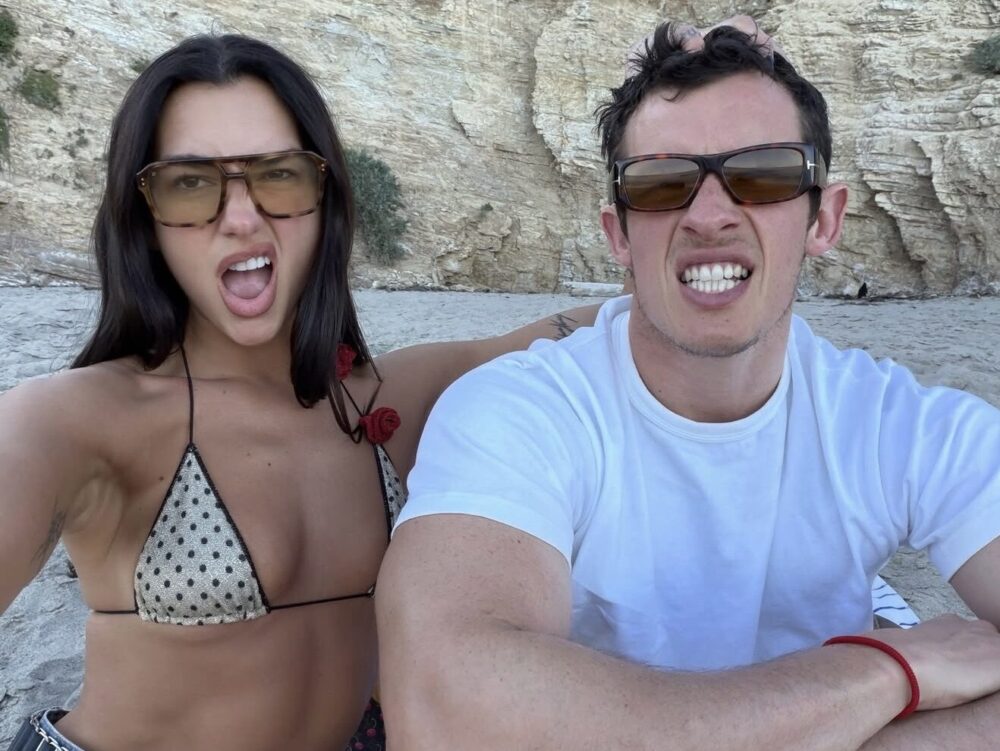 Dua Lipa ha 30 anni, mentre suo marito Callum Turner ha 36 anni. Stanno insieme dal 2024.