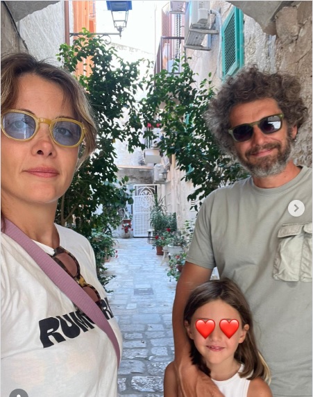 È sposato dal 2021 con la scrittrice Evita Comes e ha una figlia, Viola, nata nel 2019.
