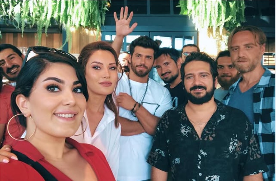È morta Ece İrtem. Il doloroso addio di Can Yaman. 2 È morta Ece İrtem. Il doloroso addio di Can Yaman.