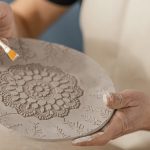 Argilla, smalti e creatività: il ritorno della ceramica