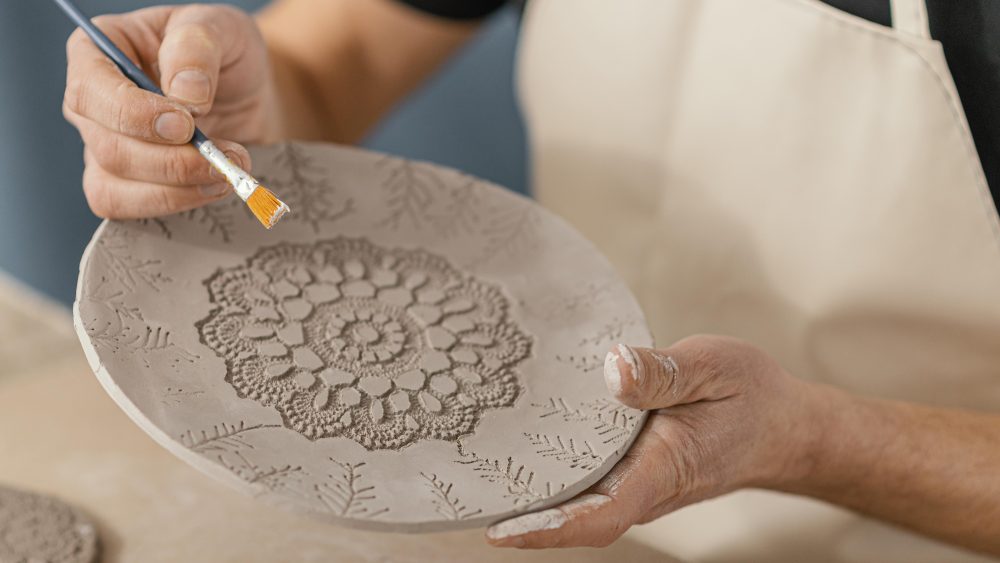 Argilla, smalti e creatività: il ritorno della ceramica