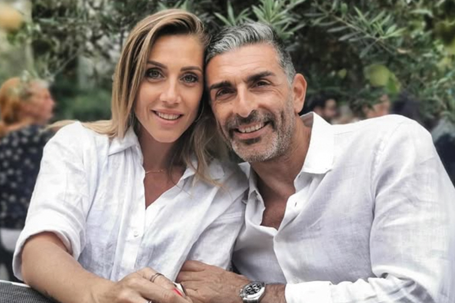 Simone Di Pasquale: «Non sono solo “il ballerino di ‘Ballando’”!» 3 Simone Di Pasquale, storico ballerino di Ballando con le Stelle (48), è legato a Maria Di Stolfo (41), insegnante di scuola primaria estranea al mondo dello spettacolo.