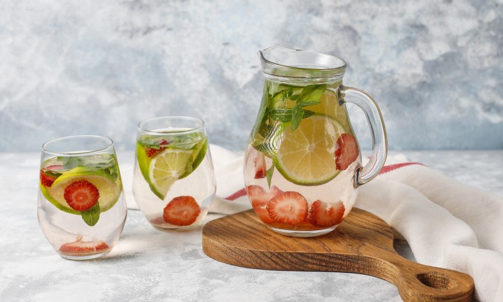 Acqua detox: infusi freddi di frutta e verdura per idratarsi meglio