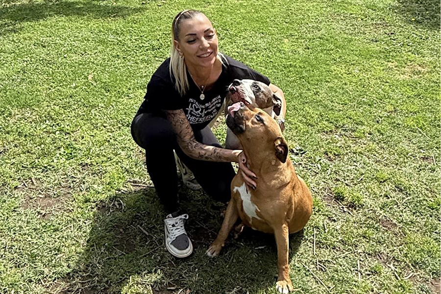 Tara Gabrieletto (38) con i suoi cani Yago e Isla.