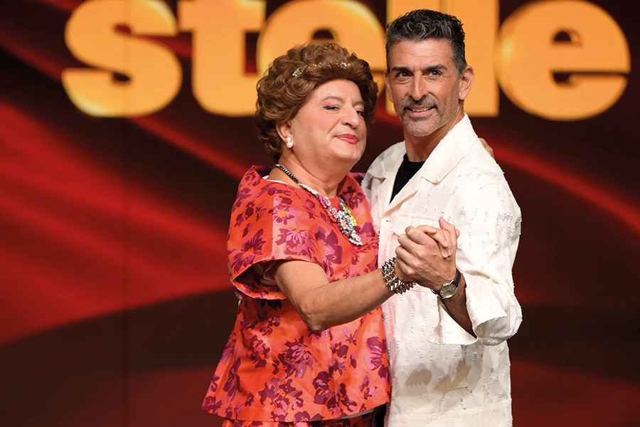 Simone Di Pasquale: «Non sono solo “il ballerino di ‘Ballando’”!» 1 Simone Di Pasquale (48) è uno dei volti storici di “Ballando con le Stelle”, dove ha partecipato come ballerino professionista fin dalla prima edizione.