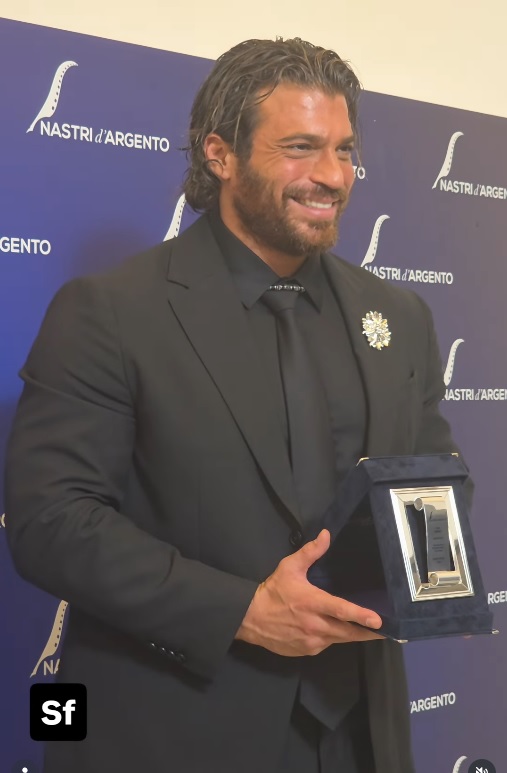 Can Yaman trionfa ai Nastri d’Argento: «Ma il meglio deve ancora venire!» 1 Can Yaman (36), che impersona la Tigre della Malesia ha ricevuto a a Napoli il Nastro d'Argento come Protagonista internazionale per il suo impegno sul set e per aver riportato alla luce il mitico corsaro nato dalla penna di Emilio Salgari.