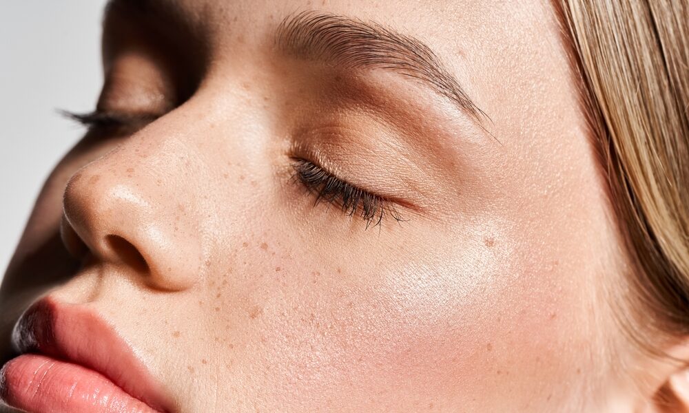 Sculpt & Glow: il trend make up che ridefinisce il viso con leggerezza