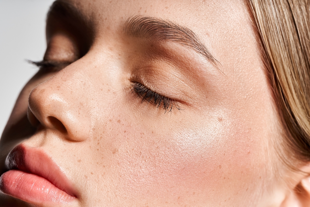 Sculpt & Glow: il trend make up che ridefinisce il viso con leggerezza