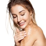 Il gesto beauty che cambia tutto (e rende l’abbronzatura perfetta)