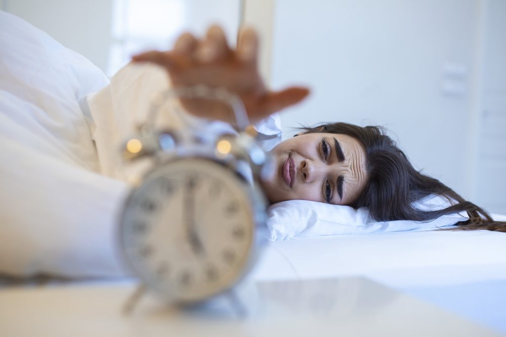 D'estate si dorme meno e peggio: come cambia il ritmo del sonno con il caldo