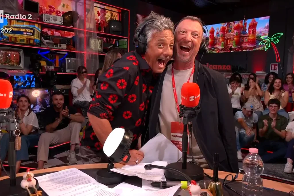 Fiorello (66) e Amadeus (63) cantano "Gli Amarello sono ancora insieme".
