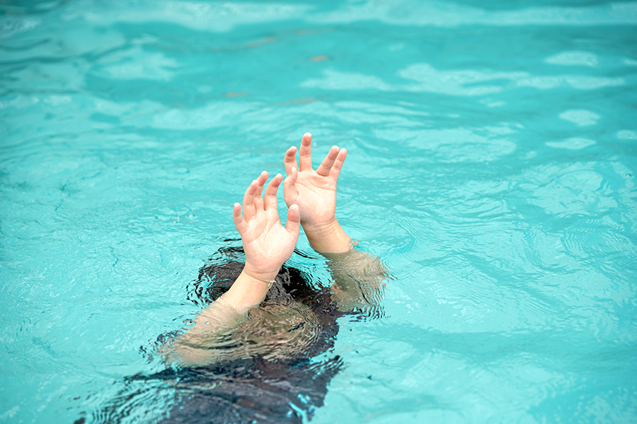 Vacanze con bambini: cosa fare in caso di annegamento, colpo di sole, meduse e altre emergenze estive