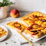 Sfoglia croccante con pesche e susine
