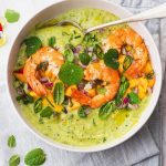Crema fredda verde con gamberi e mango