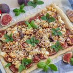 Sfoglia salata con fichi, formaggio e pinoli