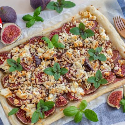 Sfoglia salata con fichi, formaggio e pinoli Sfoglia salata con fichi, formaggio e pinoli
