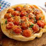 Focaccia morbida con pomodorini, cipolla e acciughe
