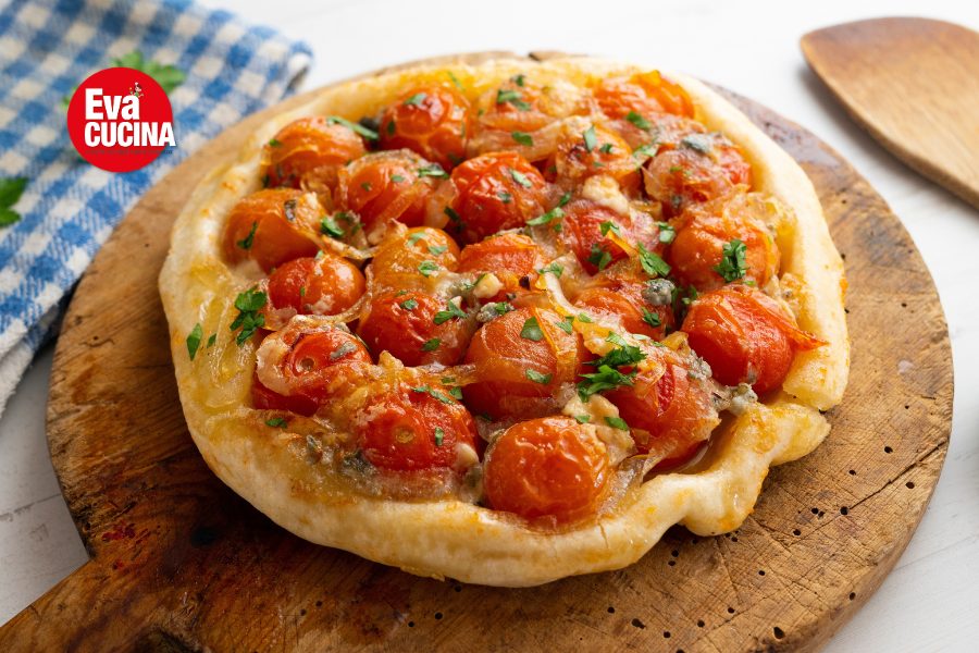 Focaccia morbida con pomodorini, cipolla e acciughe