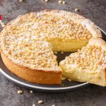 Torta della nonna con crema al limone e pinoli