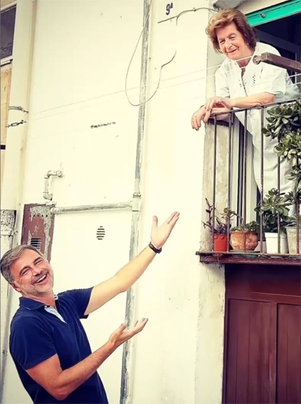 Beppe Convertini: «Le radici sono tutto, vacanza è tornare a casa mia... » 1 Il conduttore ha spesso raccontato del profondo affetto per sua madre e di come lo abbia cresciuto insieme alle sorelle dopo la prematura scomparsa del padre.