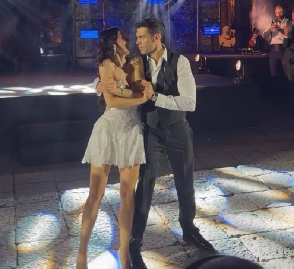 Aurora Ramazzotti ruba la scena a Michelle ed Eros: debutta nella musica e vola a "Ballando con le Stelle" 7 Un romantico passo a due