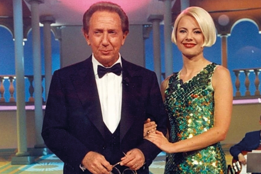 Antonella Elia: «Vi dico la verità su me e Pietro» 4 Antonella Elia (62) insieme a Mike Bongiorno. La showgirl è stata un'icona degli Anni Novanta.