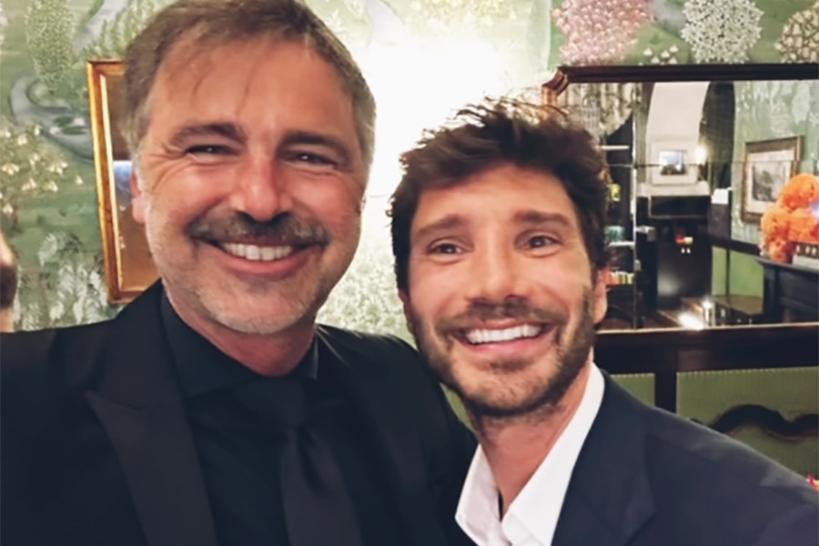 Beppe Convertini: «Le radici sono tutto, vacanza è tornare a casa mia... » 4 Beppe Convertini (55) con Stefano De Msrtino (36).
