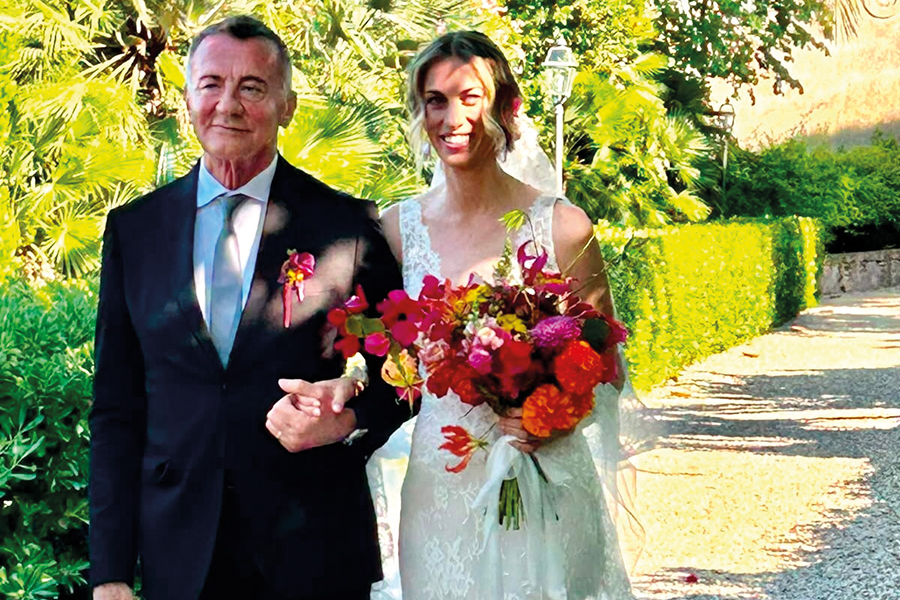 Emozionato mentre accompagnava la figlia Matilde all'altare.