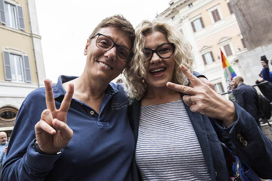 Imma Battaglia: «Sì, mi sono pentita di aver partecipato a “The 50”» 3 Imma Battaglia (66) e Eva Grimaldi (64) sono innamoratissime. Si sono unite civilmente il 19 maggio 2019.