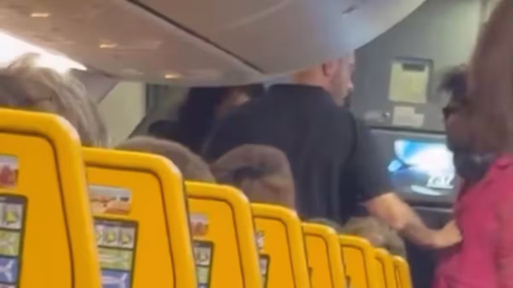 Francesco Renga cacciato da un aereo. I precedenti illustri ad alta quota