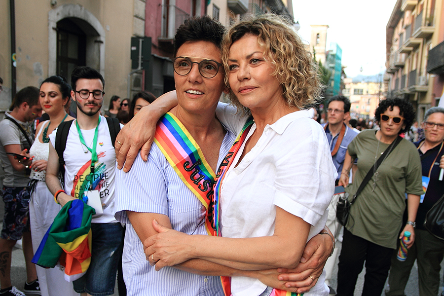 Imma Battaglia: «Sì, mi sono pentita di aver partecipato a “The 50”» 1 L'attivista e politica Imma Battaglia (66) e sua moglie Eva Grimaldi (64) unite nella lotta per i diritti civili.