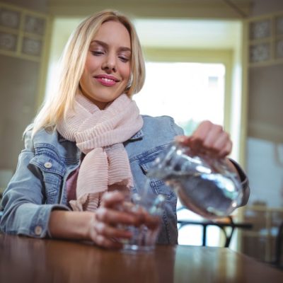 Bere meno senza smettere del tutto: la nuova tendenza che sta cambiando il rapporto con l'alcol