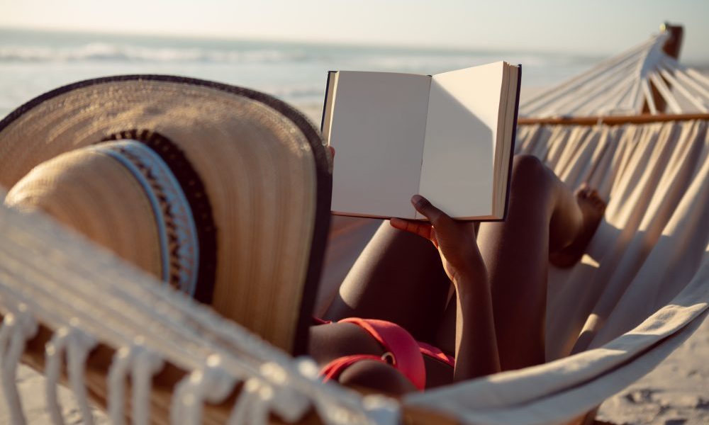 Tre libri da leggere sotto l’ombrellone che fanno pensare senza appesantire Tre libri da leggere sotto l'ombrellone che fanno pensare senza appesantire